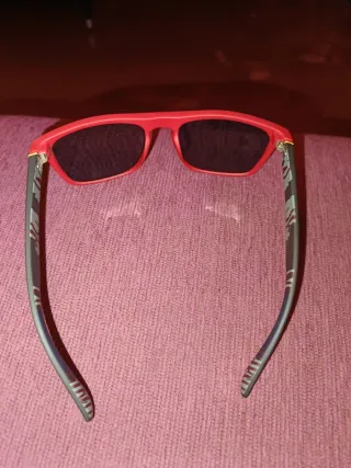 Gafas Polaroid Polarizadas Rojas y Negras.