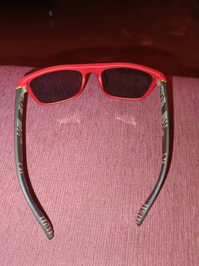 Gafas Polaroid Polarizadas Rojas y Negras.