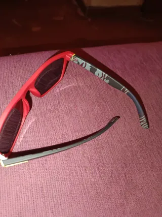 Gafas Polaroid Polarizadas Rojas y Negras.