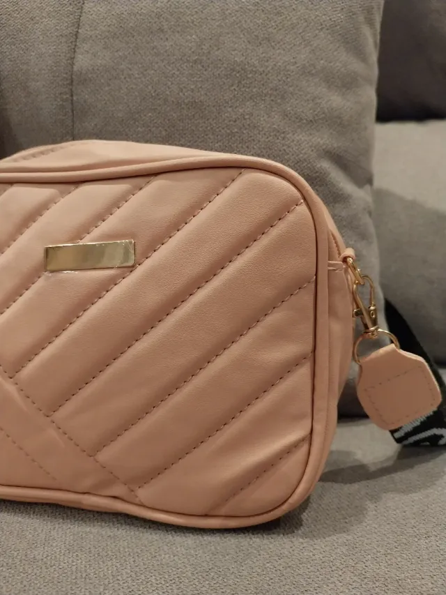 Bolso rosa acolchado con correa dorada