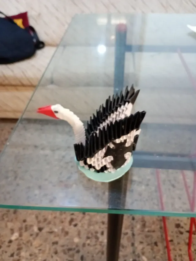Cisne de origami blanco y negro