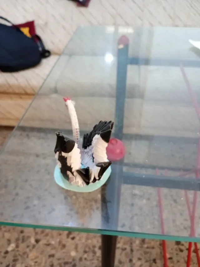 Cisne de origami blanco y negro