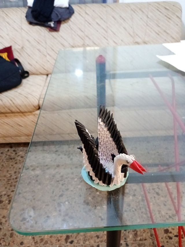 Cisne de origami blanco y negro