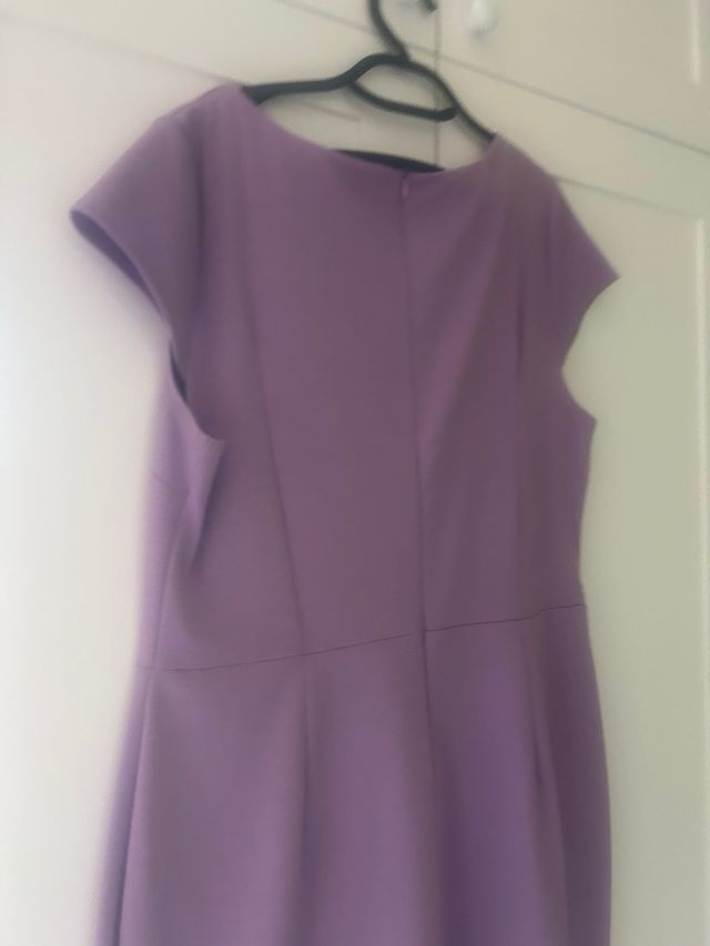 Vestido sin manga con collar morado