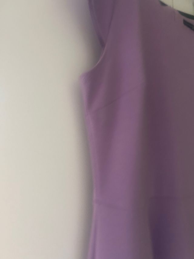 Vestido sin manga con collar morado