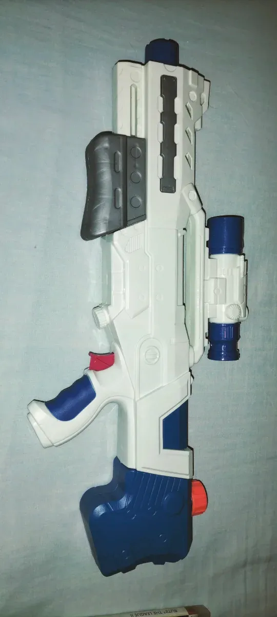 Pistola de agua blanca y azul