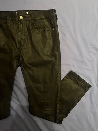 Pantalón polipiel pitillo