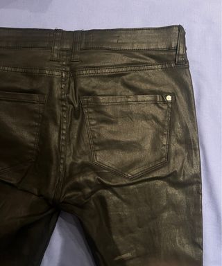 Pantalón polipiel pitillo