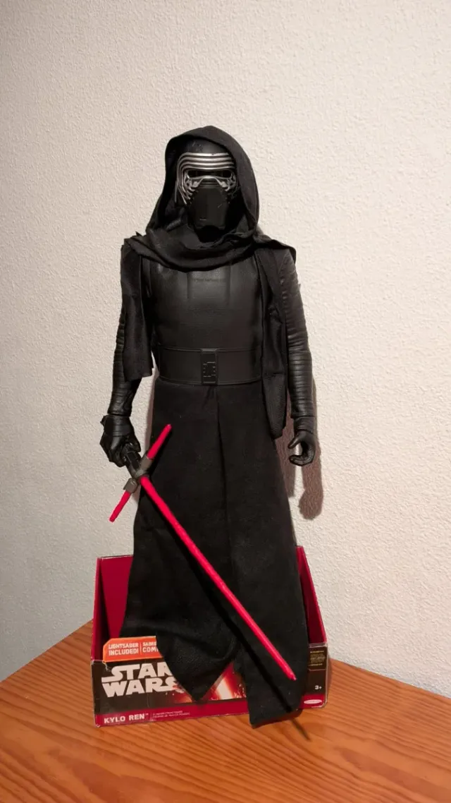 Figura Star Wars Kylo Ren con sable de luz 80cm
