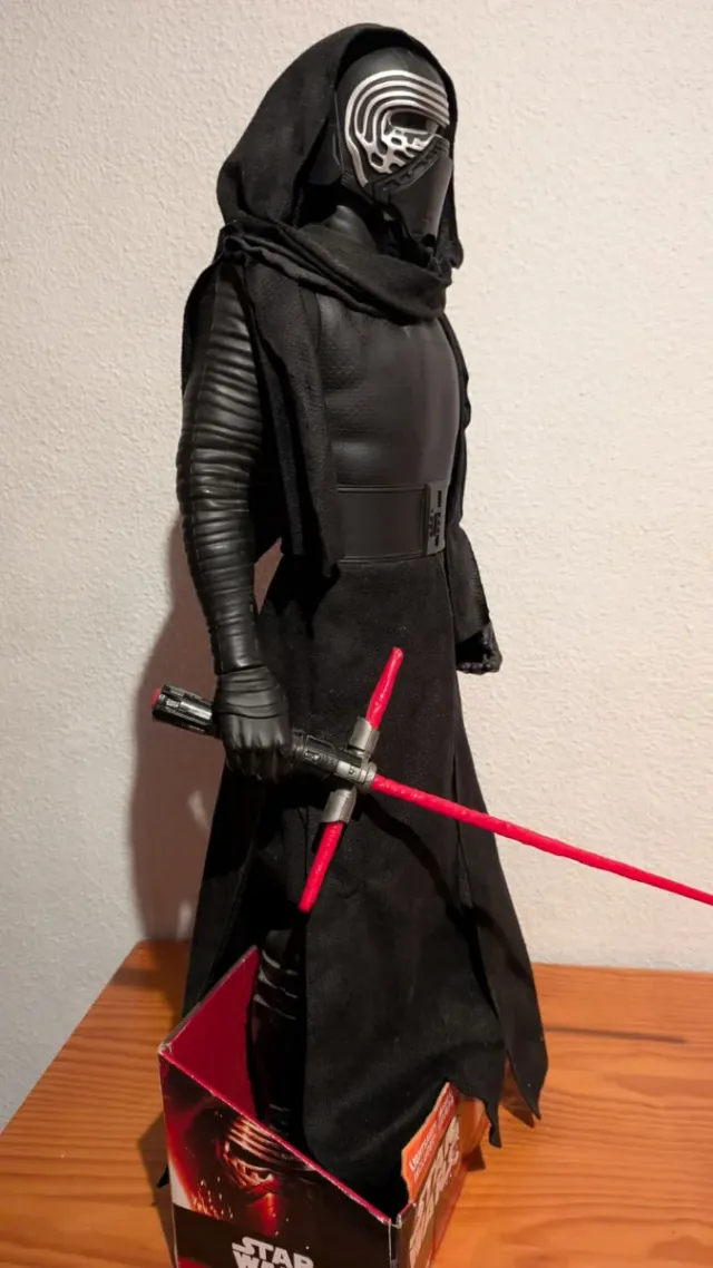 Figura Star Wars Kylo Ren con sable de luz 80cm