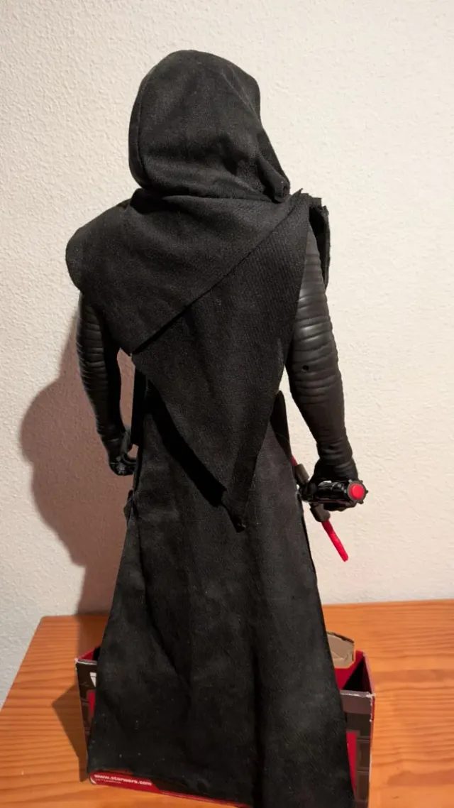 Figura Star Wars Kylo Ren con sable de luz 80cm