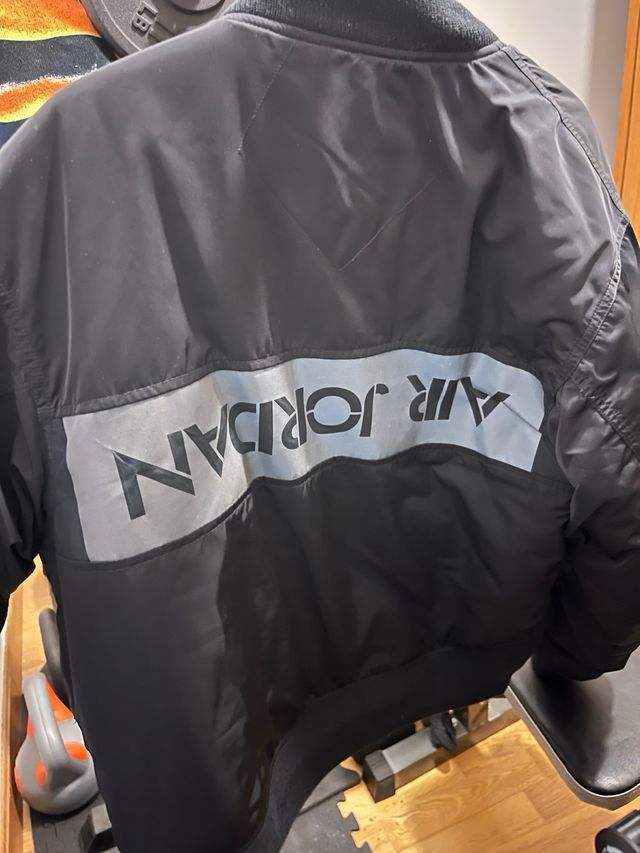 Chaqueta Bomber Jordan Negra y Roja