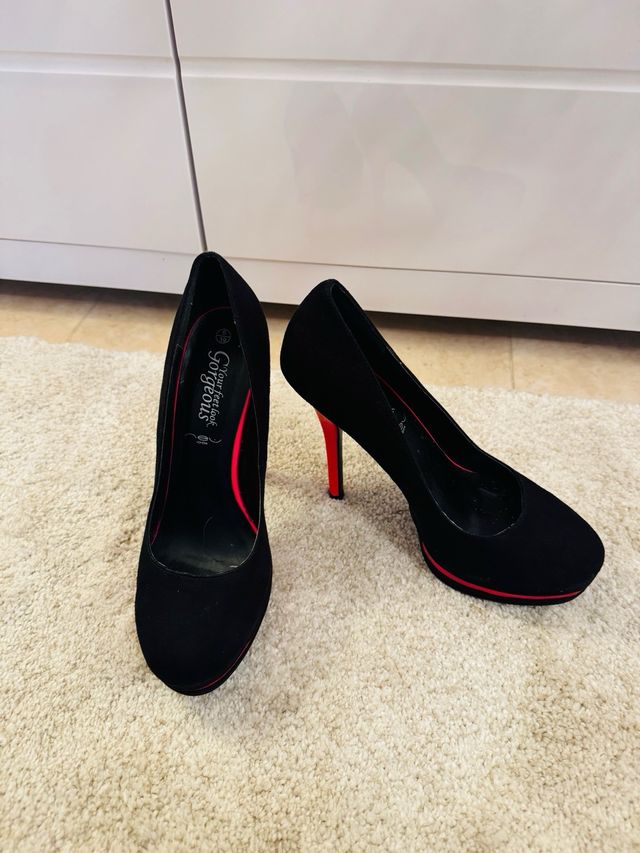 Zapatos de tacón negros con detalles fucsia