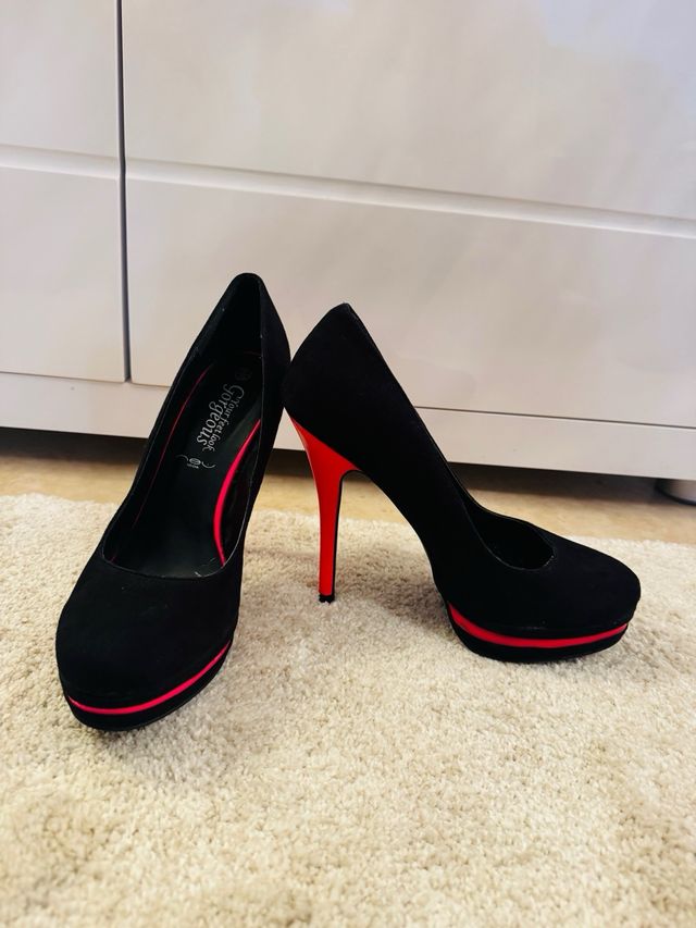 Zapatos de tacón negros con detalles fucsia