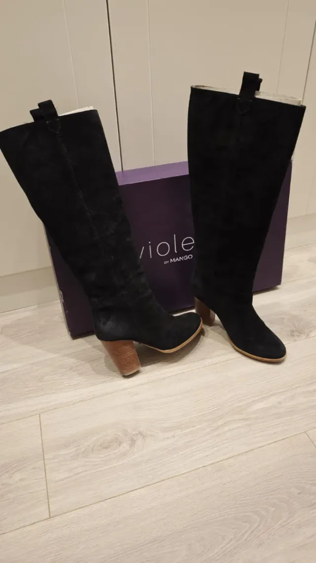 Botas altas Mango negras ante mujer