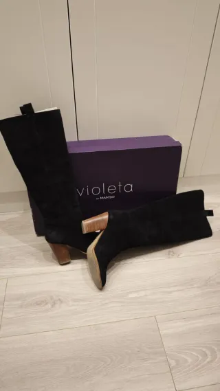 Botas altas Mango negras ante mujer