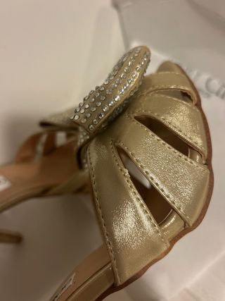 Zapatos de fiesta dorados