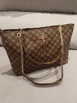 Bolso marrón con asa de cadena dorada