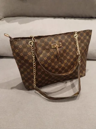 Bolso marrón con asa de cadena dorada