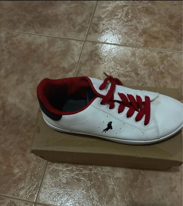 Deportivas blancas y rojas