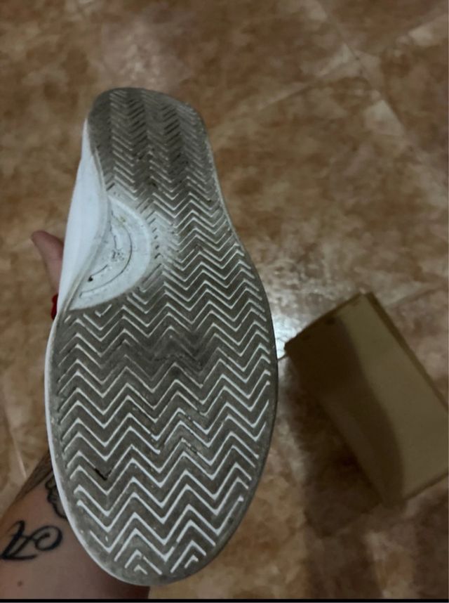 Deportivas blancas y rojas