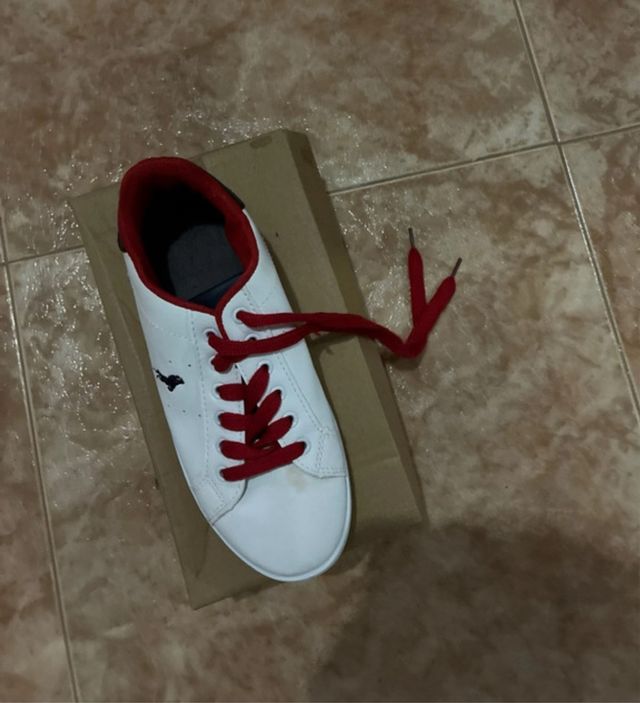 Deportivas blancas y rojas