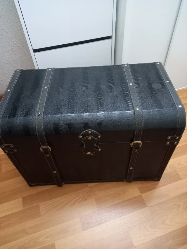 Baúl antiguo cuero y madera