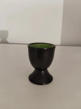 Soporte para huevos negro y verde