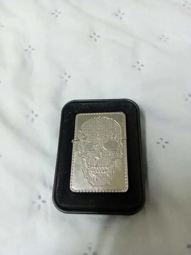 Mechero tipo Zippo con calavera