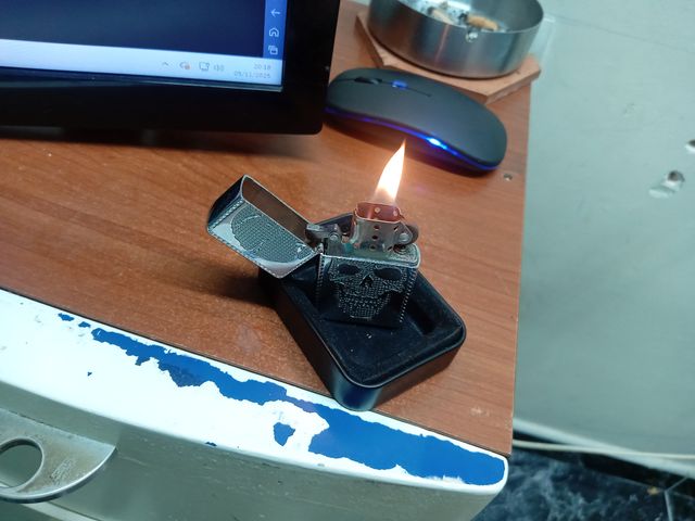 Mechero tipo Zippo con calavera