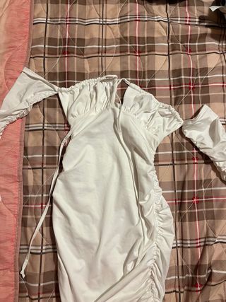 Vestito bianco con rouches