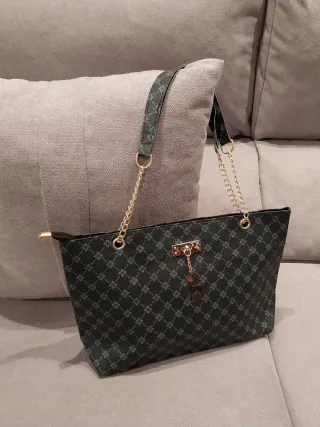 Bolso negro con asa de cadena dorada