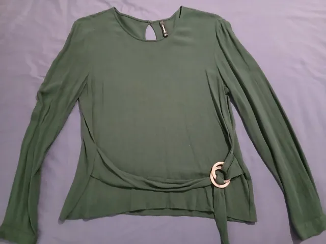 Camisa verde manga larga con cinturón