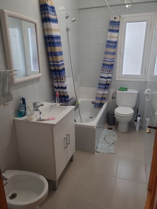 Bañera, inodoro, bidé, espejo