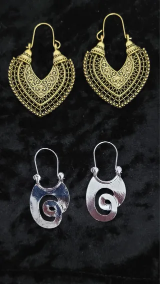 Dos pares de pendientes dorados y plateados.