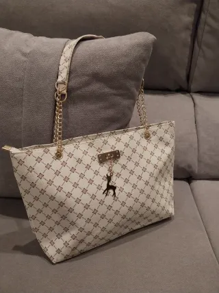 Bolso blanco con cadena dorada