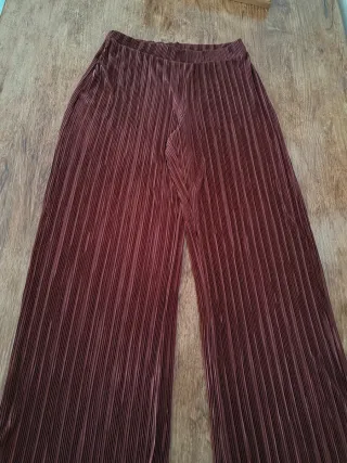 Pantalón ancho plisado Zara marrón.