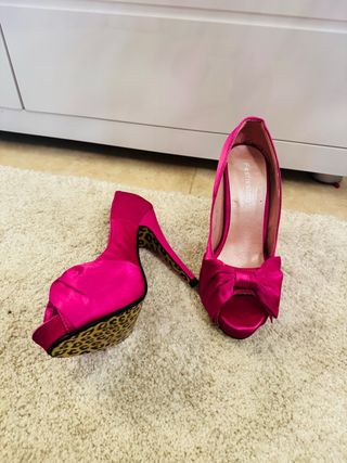 Zapatos de tacón rosa con lazo