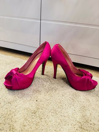 Zapatos de tacón rosa con lazo