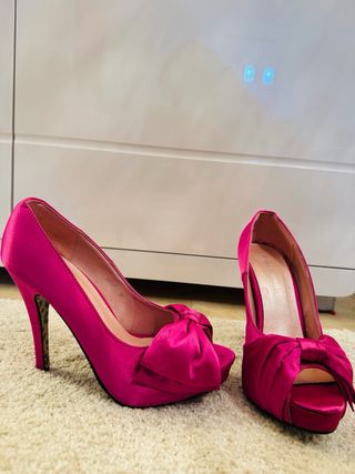 Zapatos de tacón rosa con lazo