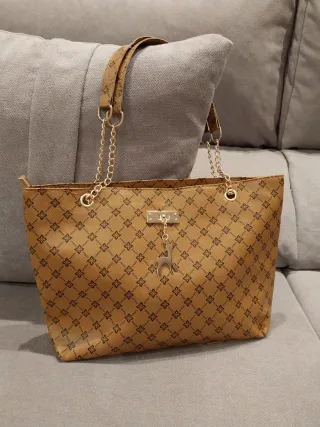 Bolso camel con asa de cadena dorada