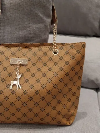 Bolso camel con asa de cadena dorada