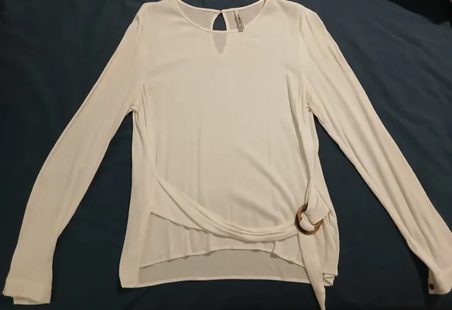 Camisa blanca manga larga con hebilla