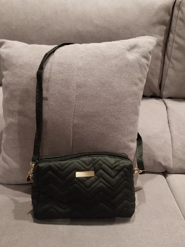 Bolso negro acolchado con correa