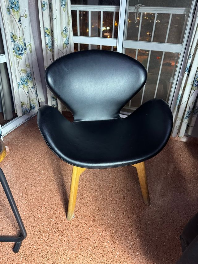 Sillón Swan Negro Cuero y Madera