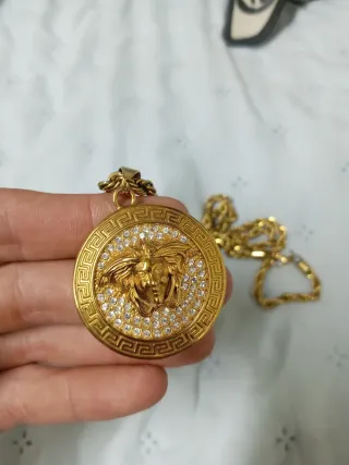 Collar Versace Medusa Dorado con Cristales