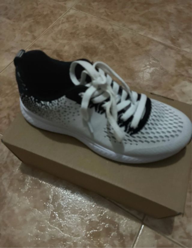 Deportivas blancas y negras