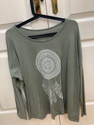 Blusa verde con estampado de atrapasueños