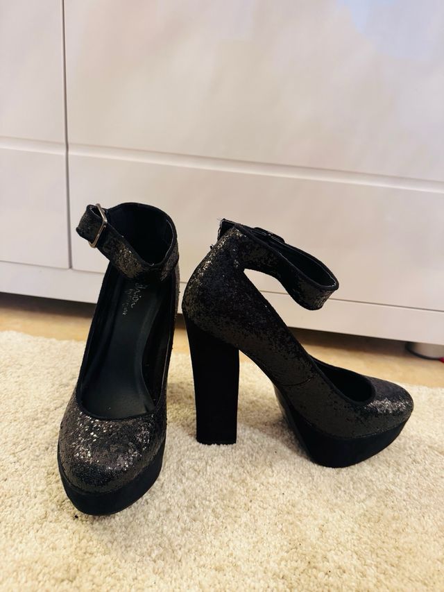 Tacones negros con brillos