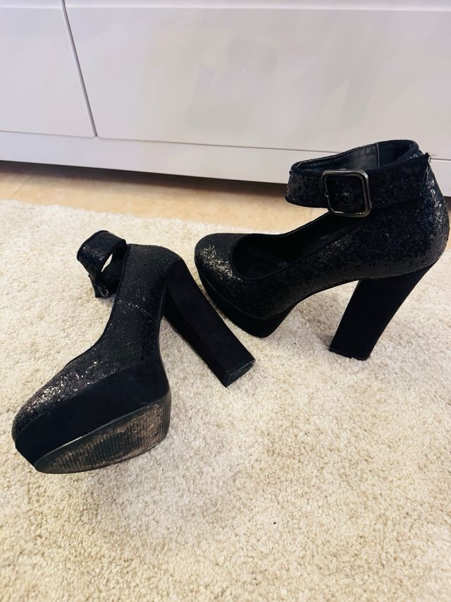 Tacones negros con brillos
